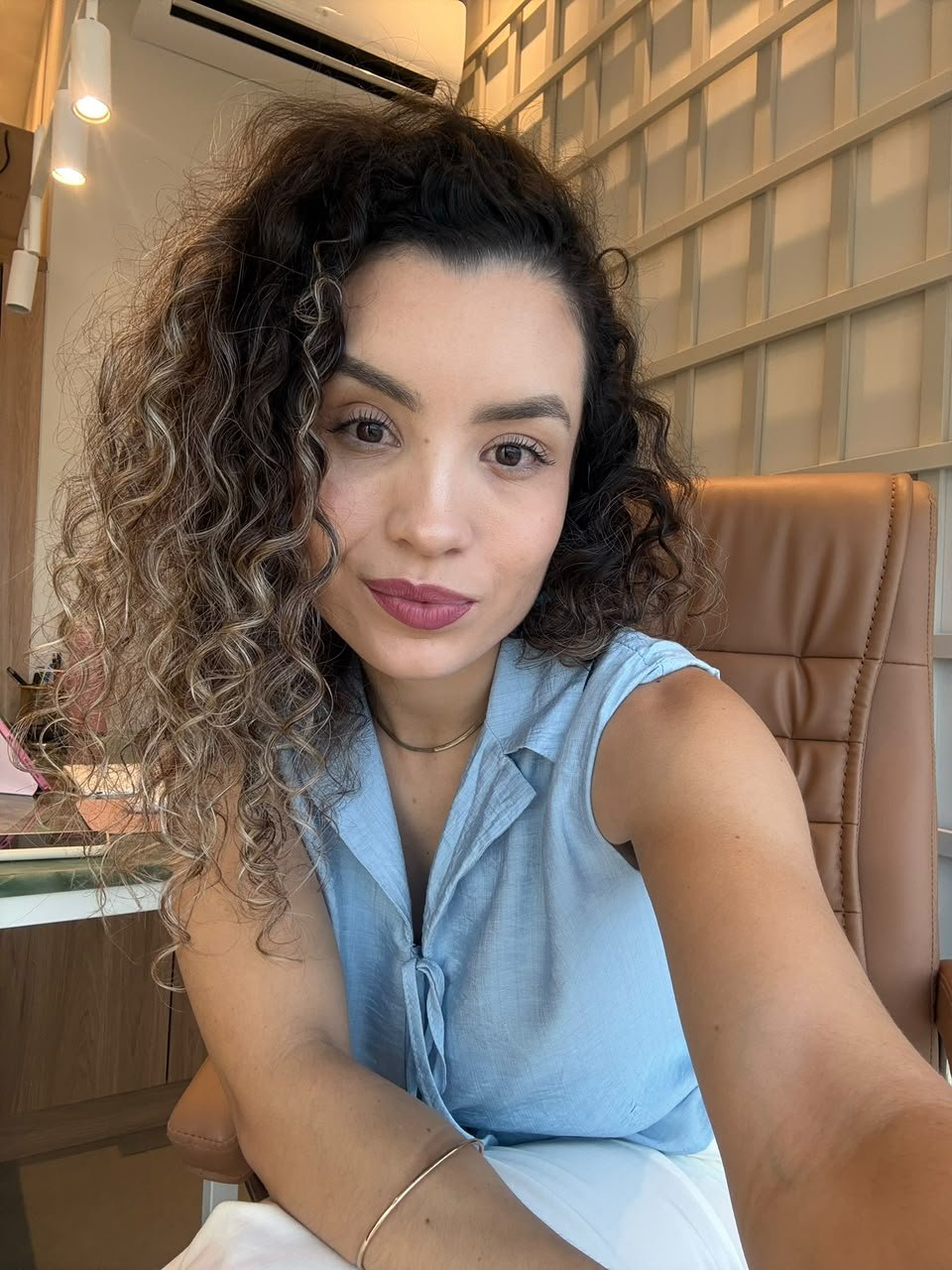 Laiane Oliveira no ambiente de atendimento